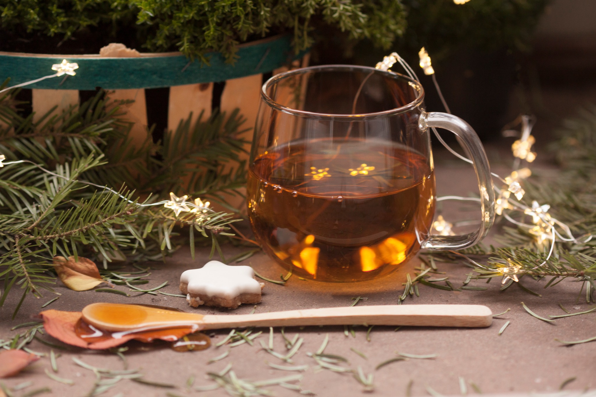 Ambiance de Noël avec une tasse de thé et bredele